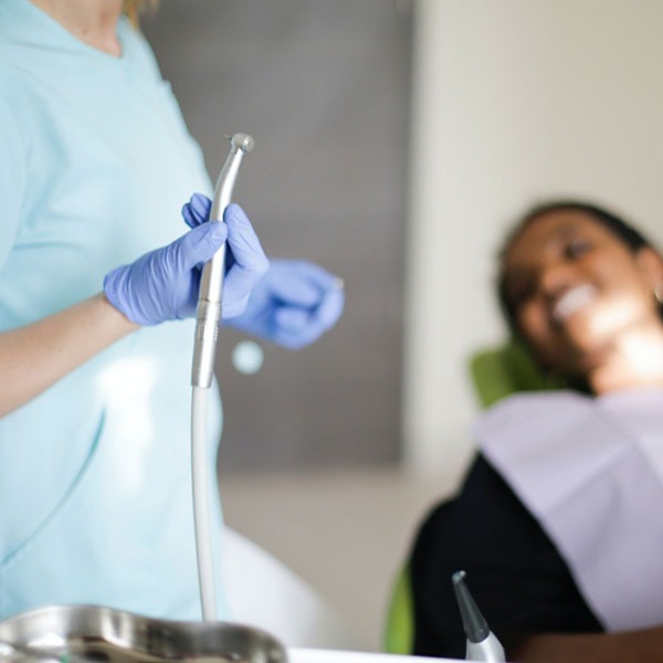 Soins dentaires pour enfant dans un cadre rassurant — pédodontie